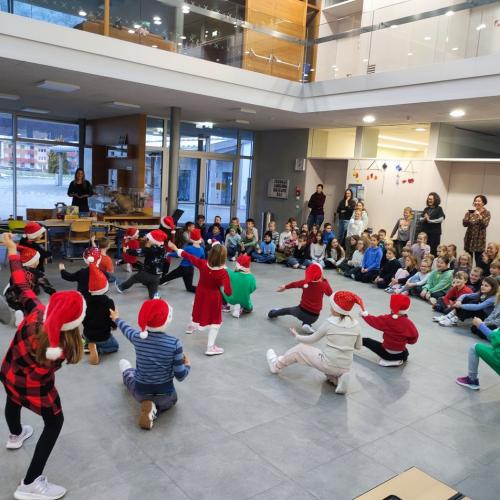 Adventkranzweihe_Weihnachtsaufführung_2a_2b_2024