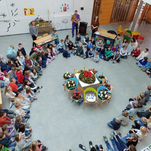 Adventkranzweihe_Weihnachtsaufführung_2a_2b_2024