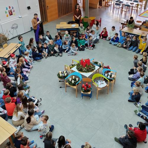 Adventkranzweihe_Weihnachtsaufführung_2a_2b_2024