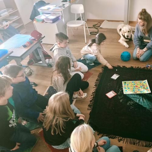 Weihnachtsstunde_mit_Therapiehund_Levi_4b_2024