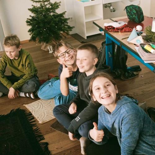 Weihnachtsstunde_mit_Therapiehund_Levi_4b_2024