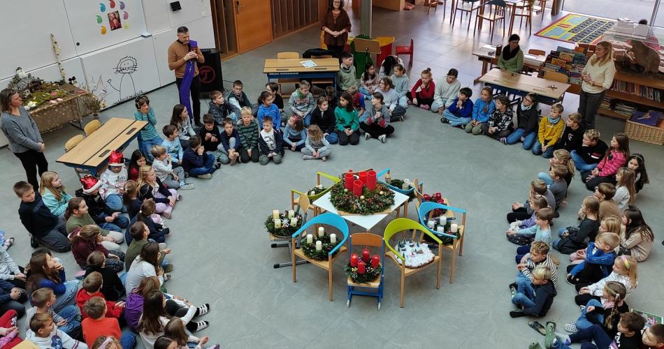 Adventkranzweihe_Weihnachtsaufführung_2a_2b_2024